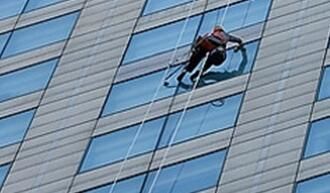 高空保潔的時(shí)候，如何刮去多余的水痕呢？